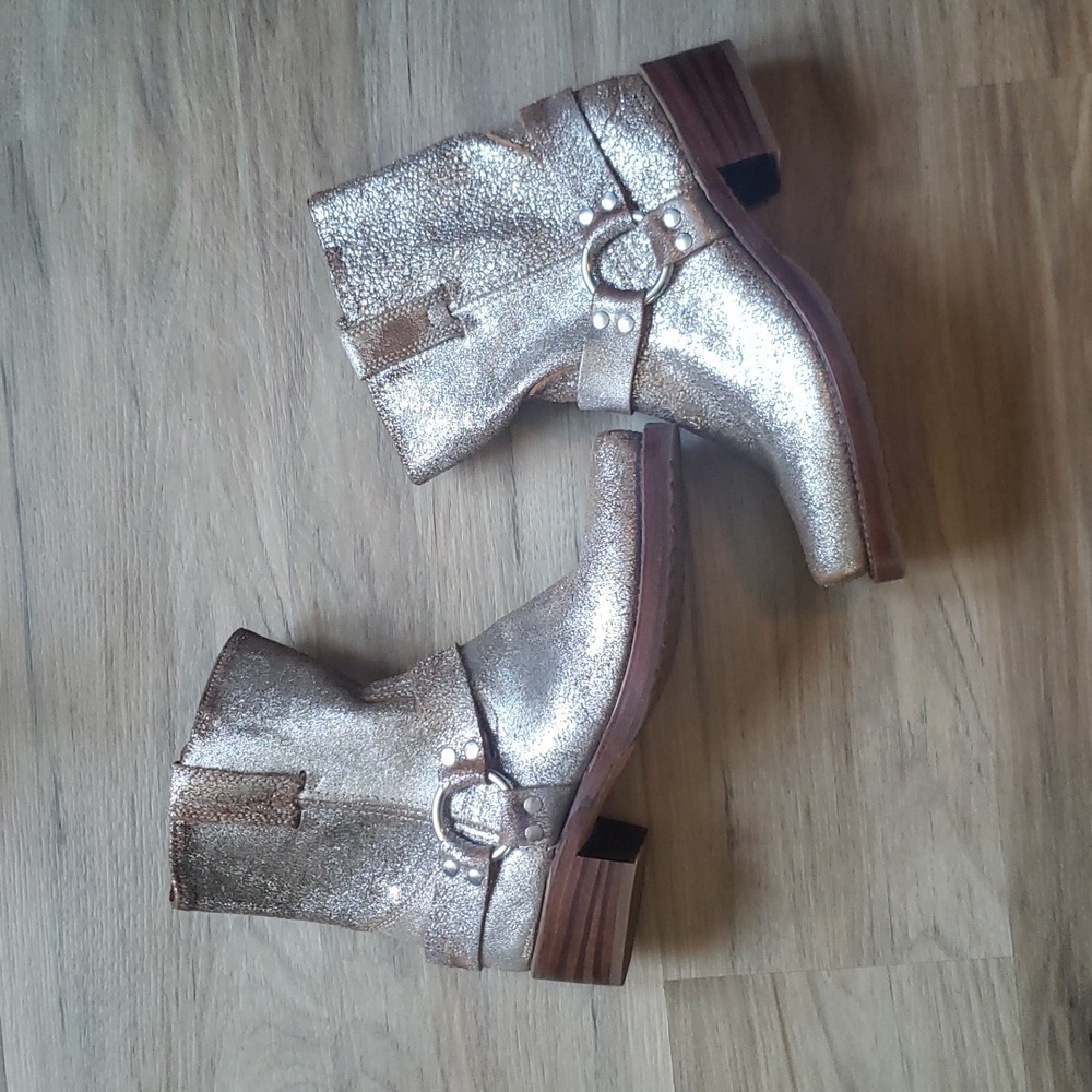 Frye and Co. Rare Distressed Metallic 8R boots. Size 9.5.